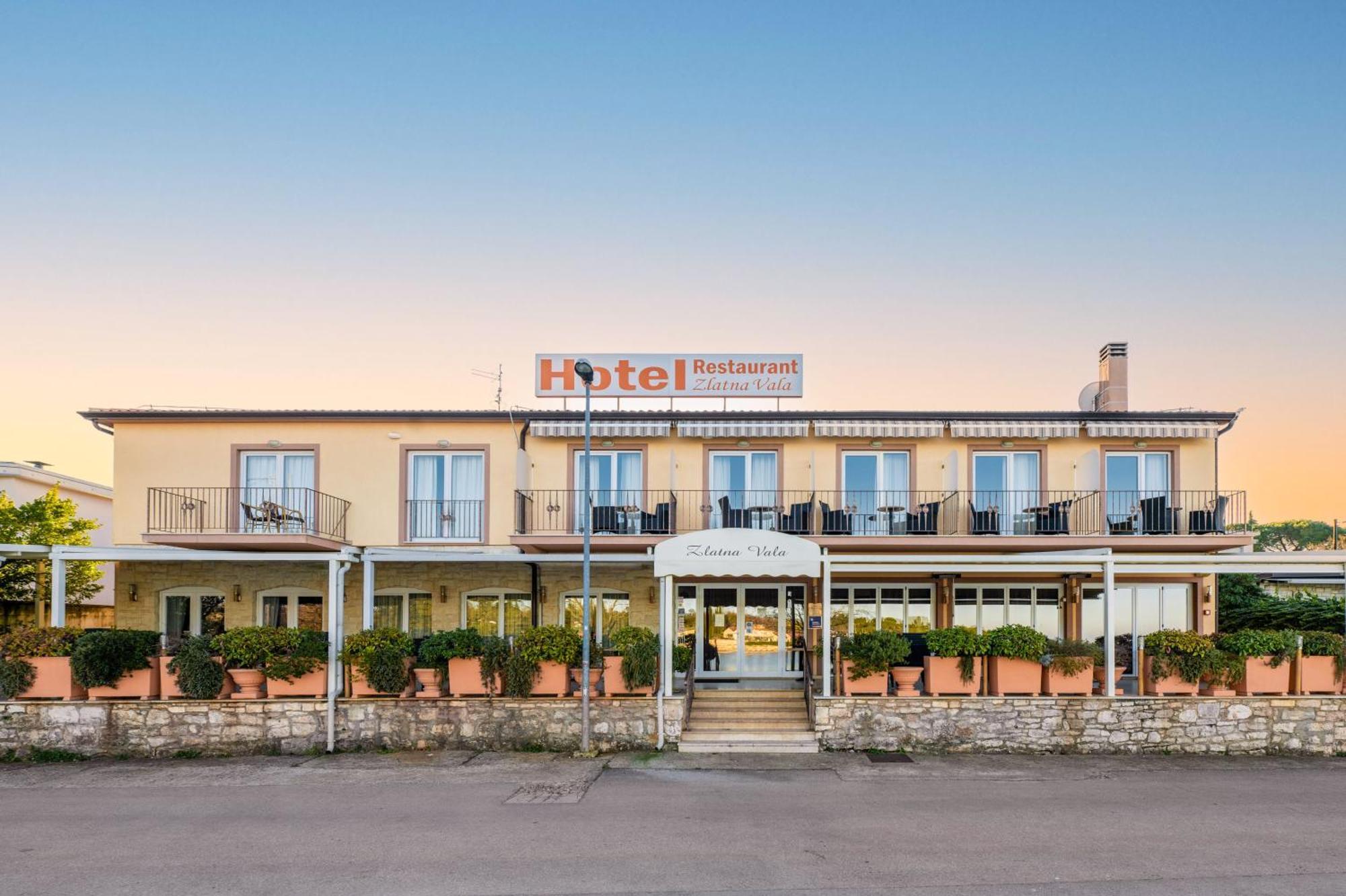 Hotel Zlatna Vala Umag Zewnętrze zdjęcie